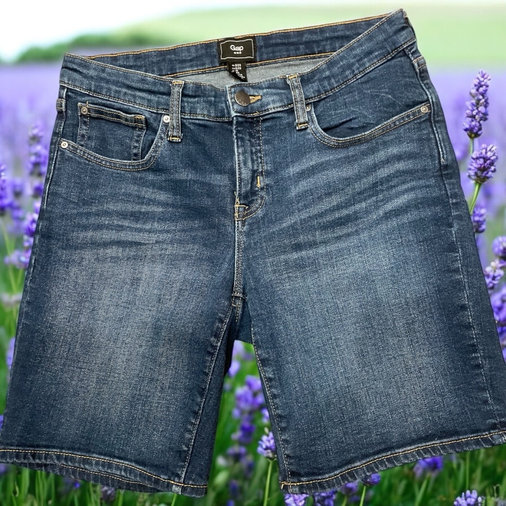 Gap Denim Shorts ~ Just the Right Length 
size 8 / 29   EUC